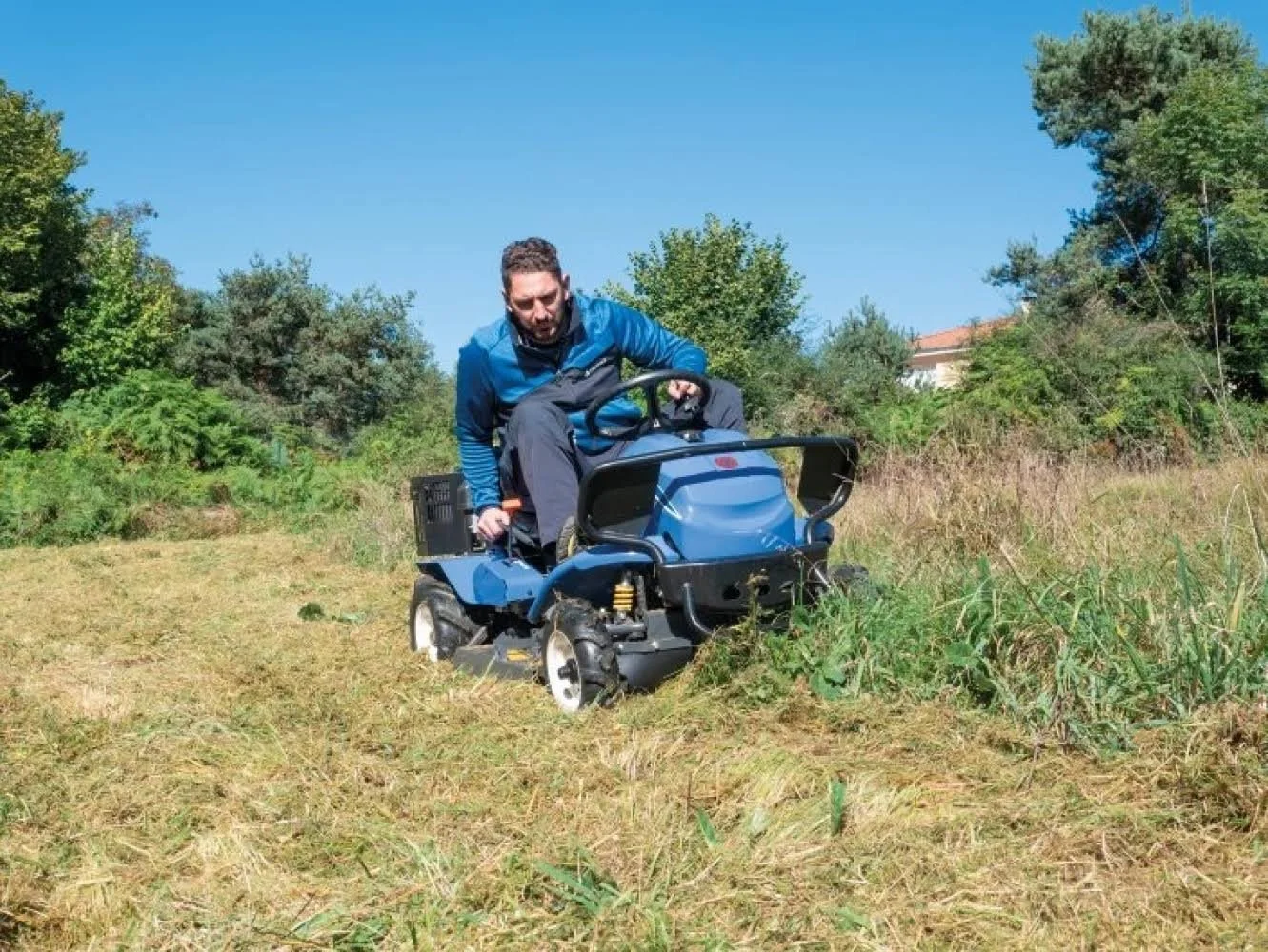 Débroussailleuse autoportée ISEKI SRA800A avec pare-chocs – Image 3